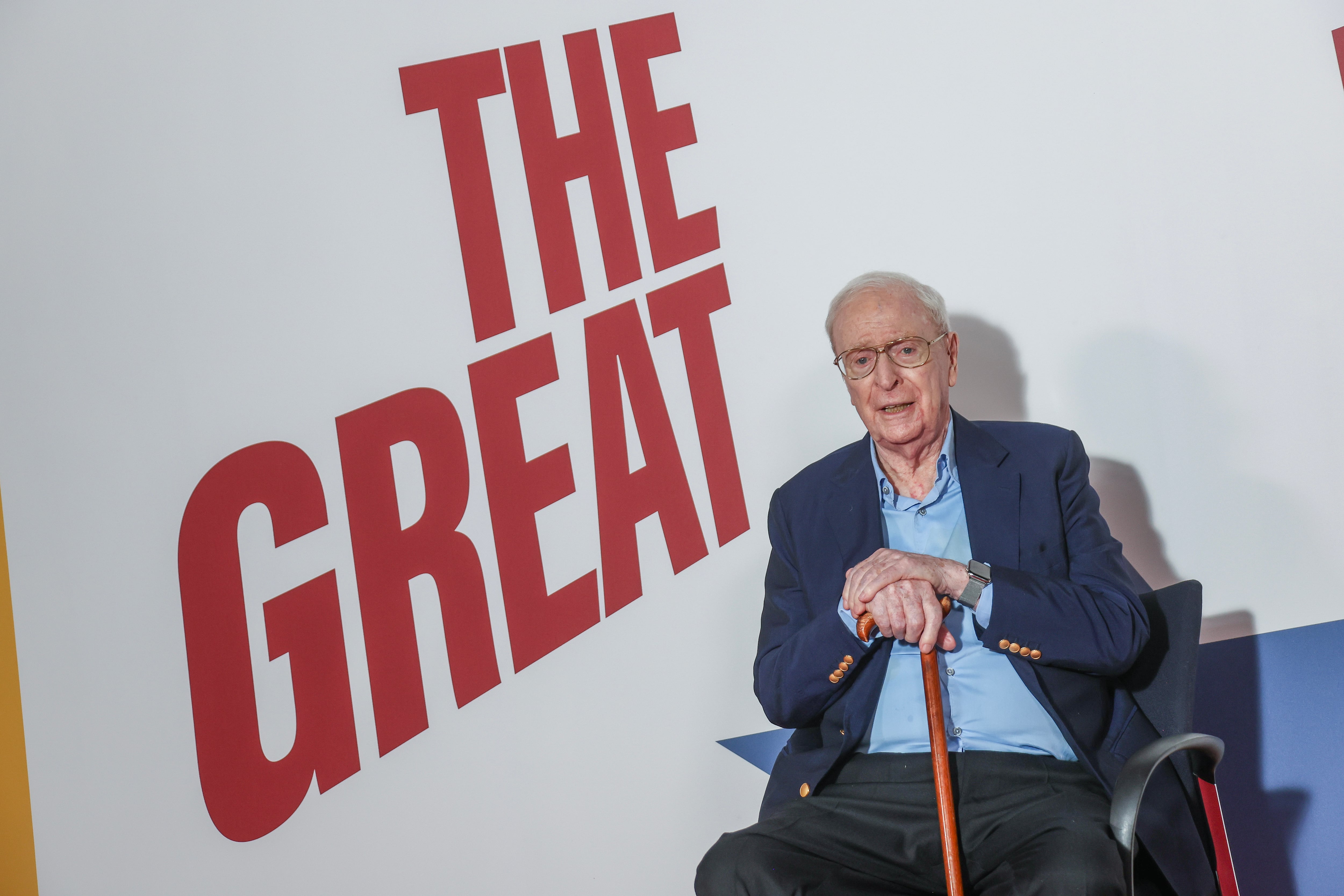 El tributo a Michael Caine resalta la importancia de la autenticidad, la amistad y los sueños como motores de transformación personal (Mike Marsland/WireImage)