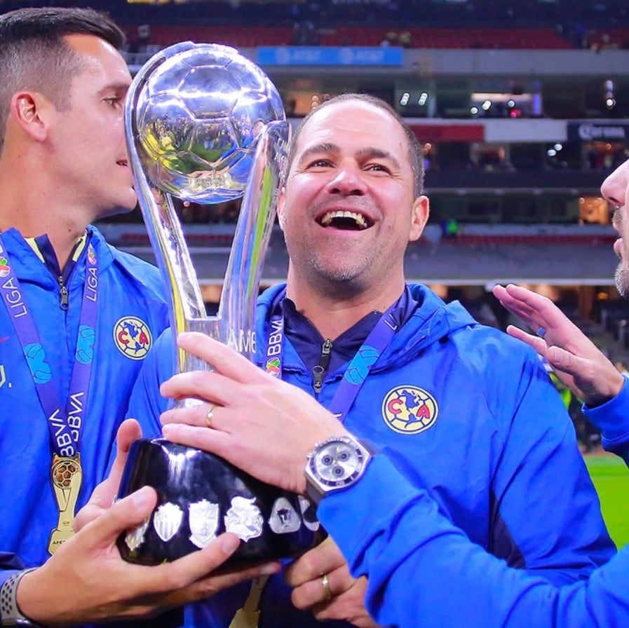 Jardine abraza y besa el título que le daba el bicampeonato al América.
