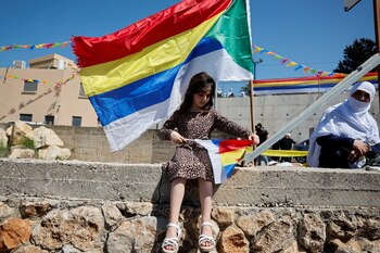 Una mujer ondea unabandera drusa