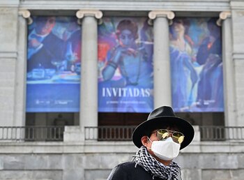 Un turista surcoreano que lleva