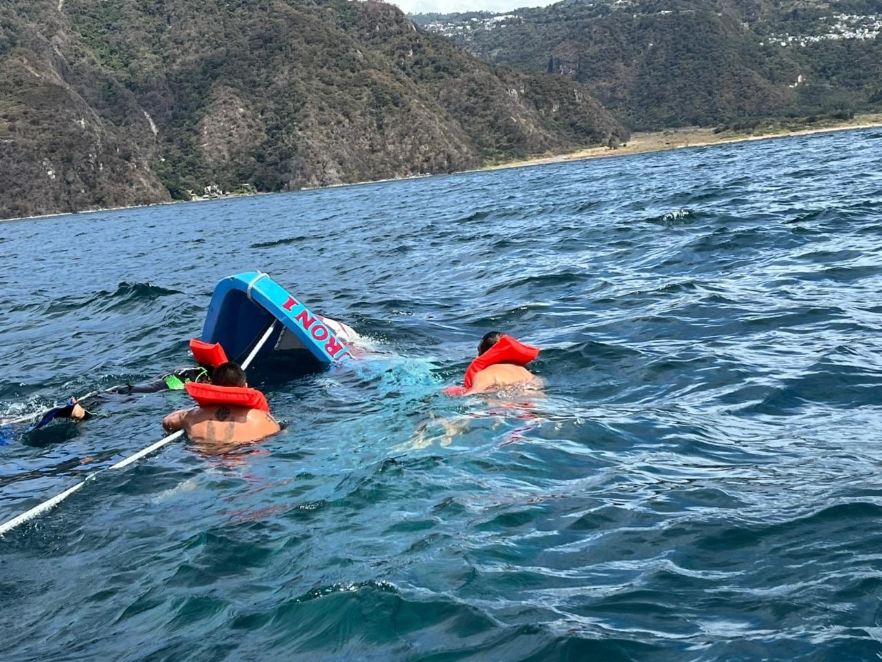 El accidente ocurrió en el Lago de Atitlán, durante un trayecto turístico entre Panajachel y Santa Cruz La Laguna, en el departamento de Sololá, Guatemala. Archivo