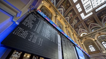El Ibex 35 abre la sesión con un alza del 1,3% y supera los 18.200 puntos, con el petróleo a la baja