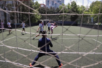 La sentencia consideró riesgosa la pared por su cercanía con el campo de juego y por la falta de una cobertura que absorbiera impactos. (Foto de archivo: REUTERS/Irakli Gedenidze)
