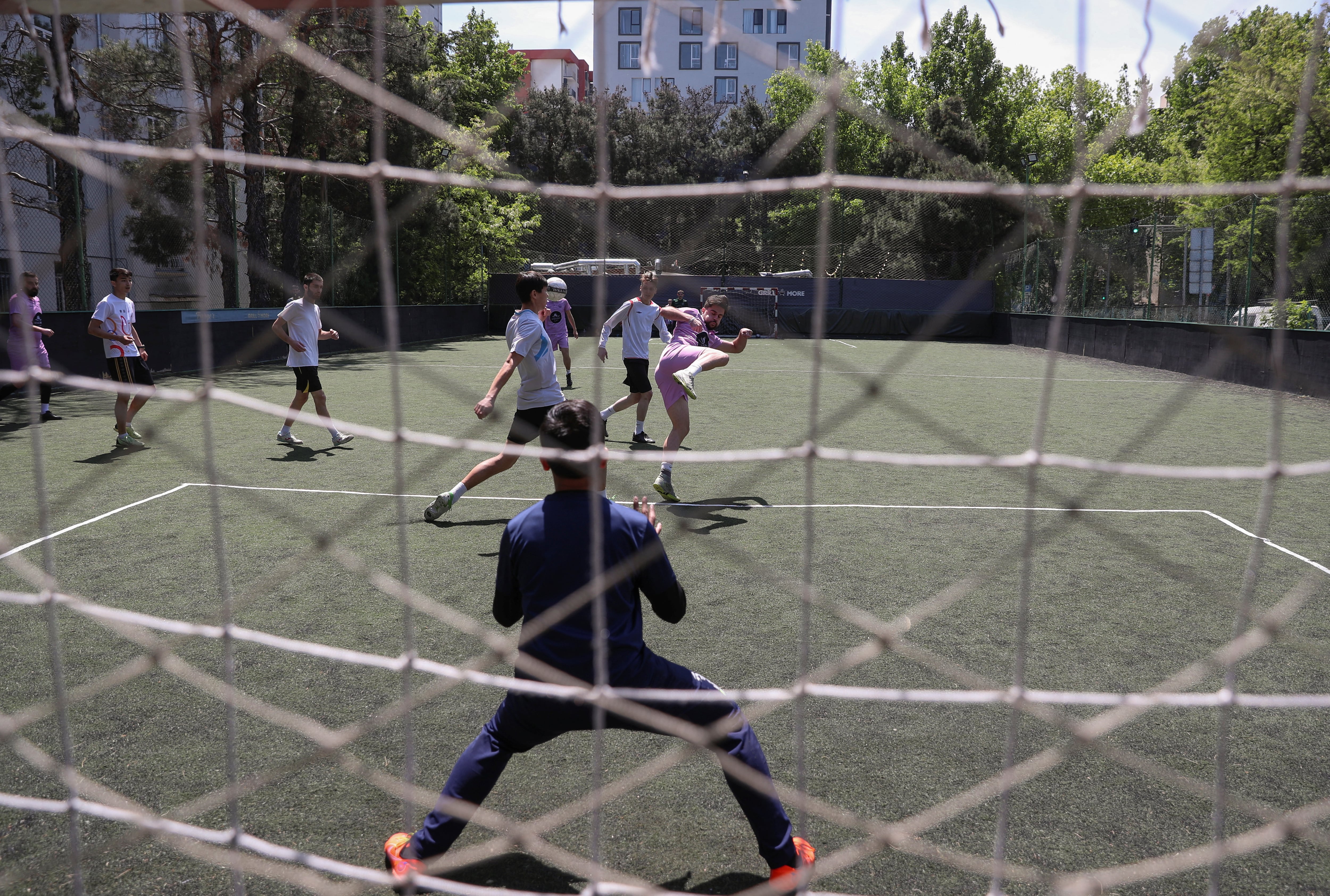 La sentencia consideró riesgosa la pared por su cercanía con el campo de juego y por la falta de una cobertura que absorbiera impactos. (Foto de archivo: REUTERS/Irakli Gedenidze)