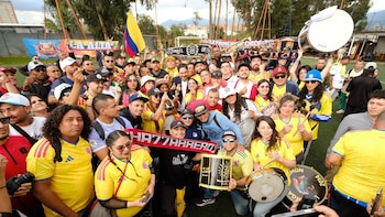 Barras del fútbol colombiano entregaron la camiseta de la selección Colombia a Iván Cepeda y a su fórmula vicepresidencial: fueron 32 grupos