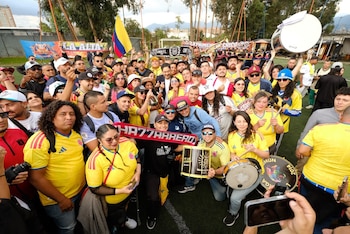 Iván Cepeda y Aida Quilcué recibieron la camiseta de la Selección Colombia por parte de las 32 barras futboleras - crédito @IvanCepedaCast/X