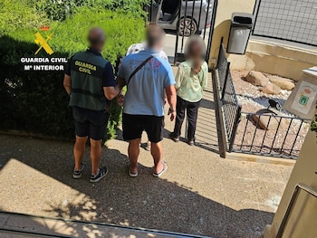 Un agente de la Guardia Civil con los detenidos en la operación. (Guardia Civil)