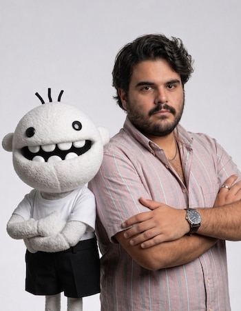 Diego Argueta, creador de Guanaco to English y su amigo Humberto.