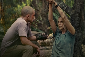 Taron Egerton y Charlize Theron en 'Depredador dominante'. (Kane Skennar/Netflix)