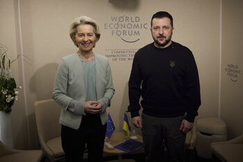 El presidente ucraniano, Volodimir Zelensky, a la derecha, junto a la presidenta de la Comisión Europea, Ursula von der Leyen, a la izquierda, antes de su reunión bilateral al margen del Foro Económico Mundial, el 16 de enero de 2024 en Davos, Suiza. Europa Press/Contacto/Ukraine Presidency/Ukrainian/Archivo