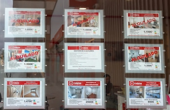 Anuncios de vivienda en alquiler en una inmobiliaria en Madrid