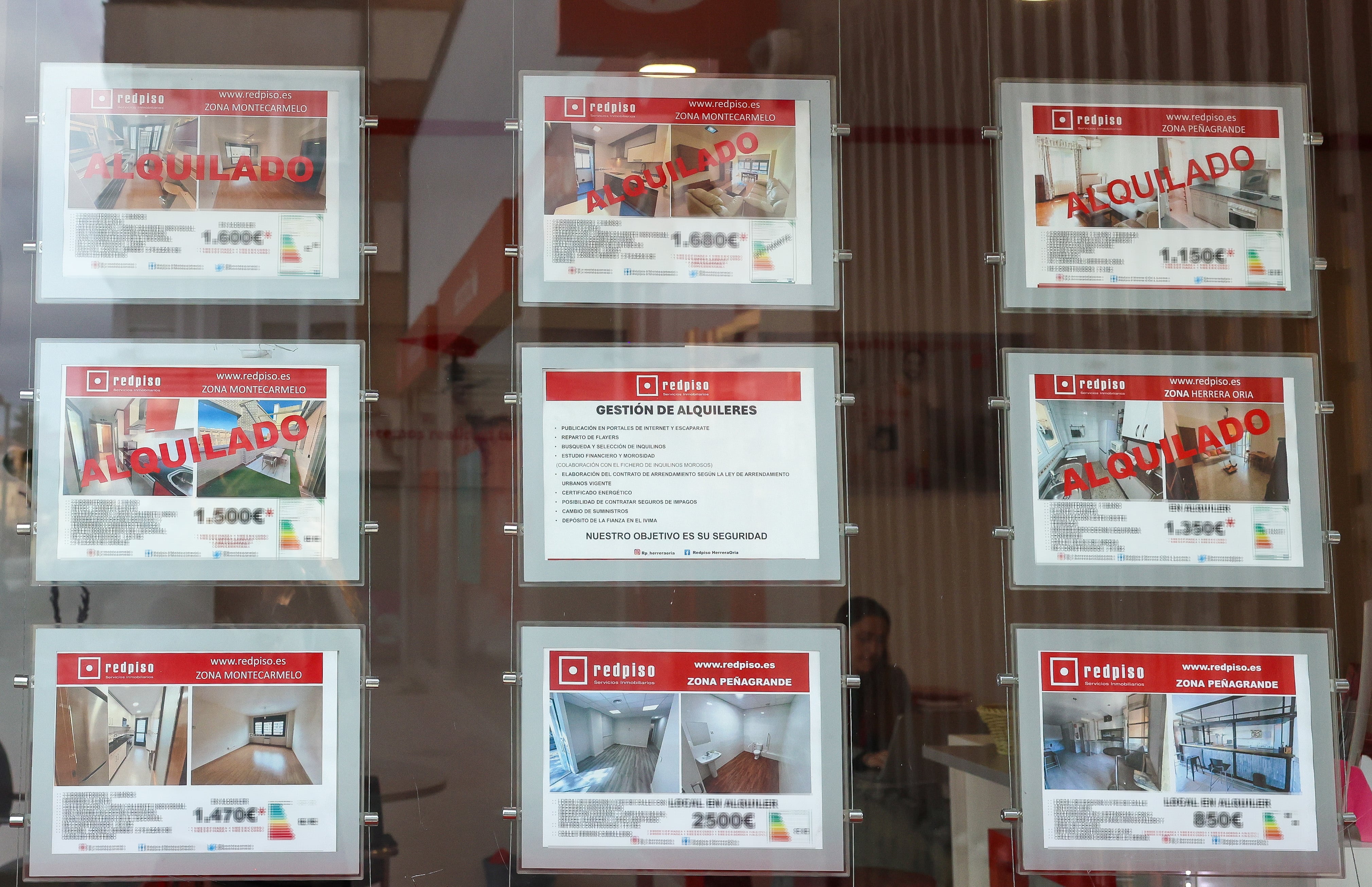 Anuncios de vivienda en alquiler en una inmobiliaria en Madrid. (Marta Fernández / Europa Press)