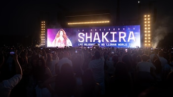 Shakira sube a Dua Lipa al escenario en su octavo concierto en Madrid para cantar 'Antología'