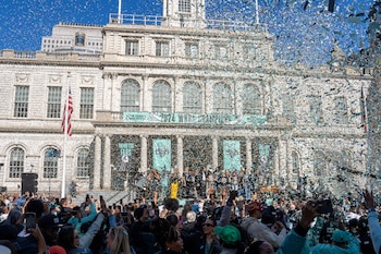 O desfile de fitas de Nova York leva o nome das tiras de papel usadas para cotações de ações telegráficas, que são atiradas pelas janelas (REUTERS/David Dee Delgado).