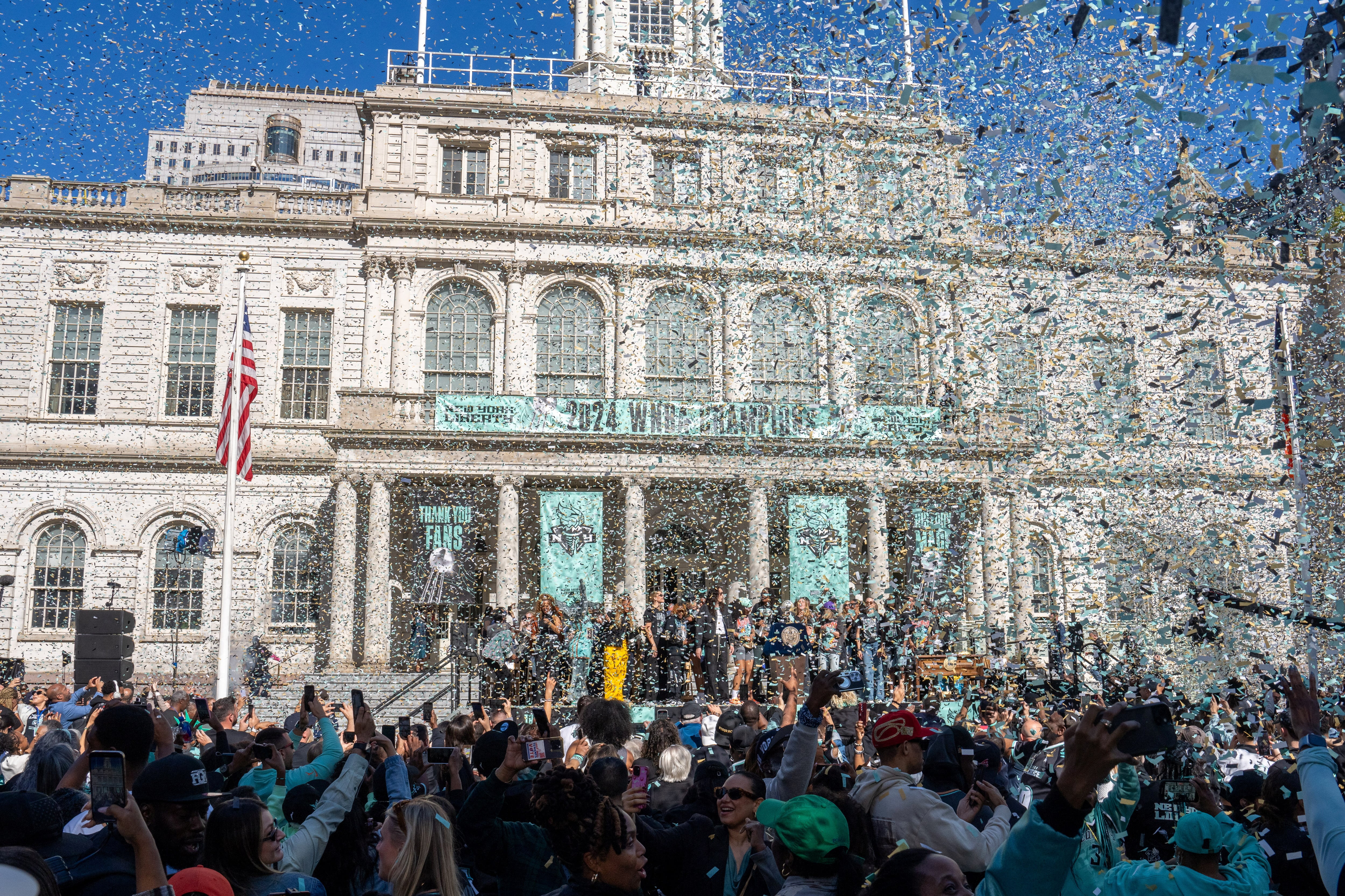 El desfile ticker-tape de Nueva York tomó su nombre de las tiras de papel usadas para las cotizaciones bursátiles por telégrafo, que luego se lanzaban desde las ventanas (REUTERS/David Dee Delgado).