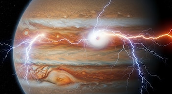 Imagen de un lado del planeta Júpiter mostrando sus bandas de nubes naranjas y blancas, con múltiples y brillantes rayos azules y naranjas atravesando la atmósfera oscura.