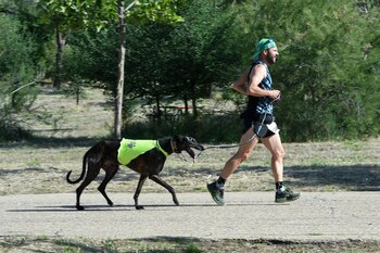 Un hombre corre con su
