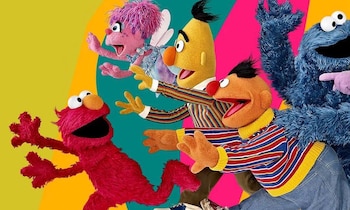 Cinco personajes de marionetas coloridas corren hacia la izquierda sobre un fondo de franjas amarillas, turquesas y rosadas