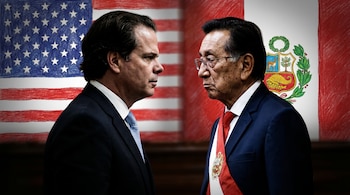El embajador de EEUU Navarro y el presidente de Perú José María Balcázar, de perfil, se miran fijamente. Detrás, banderas dibujadas de EEUU y Perú.