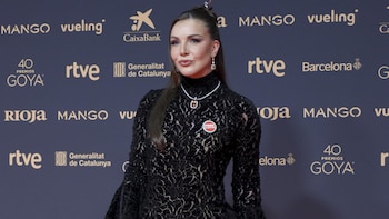 Presentadores y nominados desfilan por