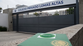 Carpeta verde con logo de Profeco y sello de Suprema Corte de Justicia de la Nación sobre muro de concreto. Fondo de entrada de colegio privado con portón.