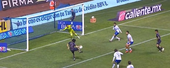 El futbolista recibió el balón en el área chica, pero un golpe muy abajo voló el balón.
