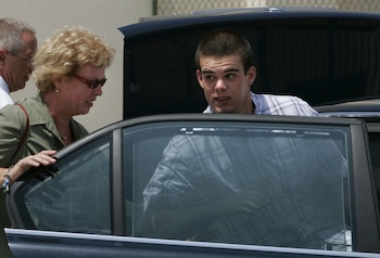 Joran van der Sloot entra al auto de su familia después de ser liberado condicionalmente de la cárcel en San Nicolás, Aruba, el 3 de septiembre de 2005 (AP)