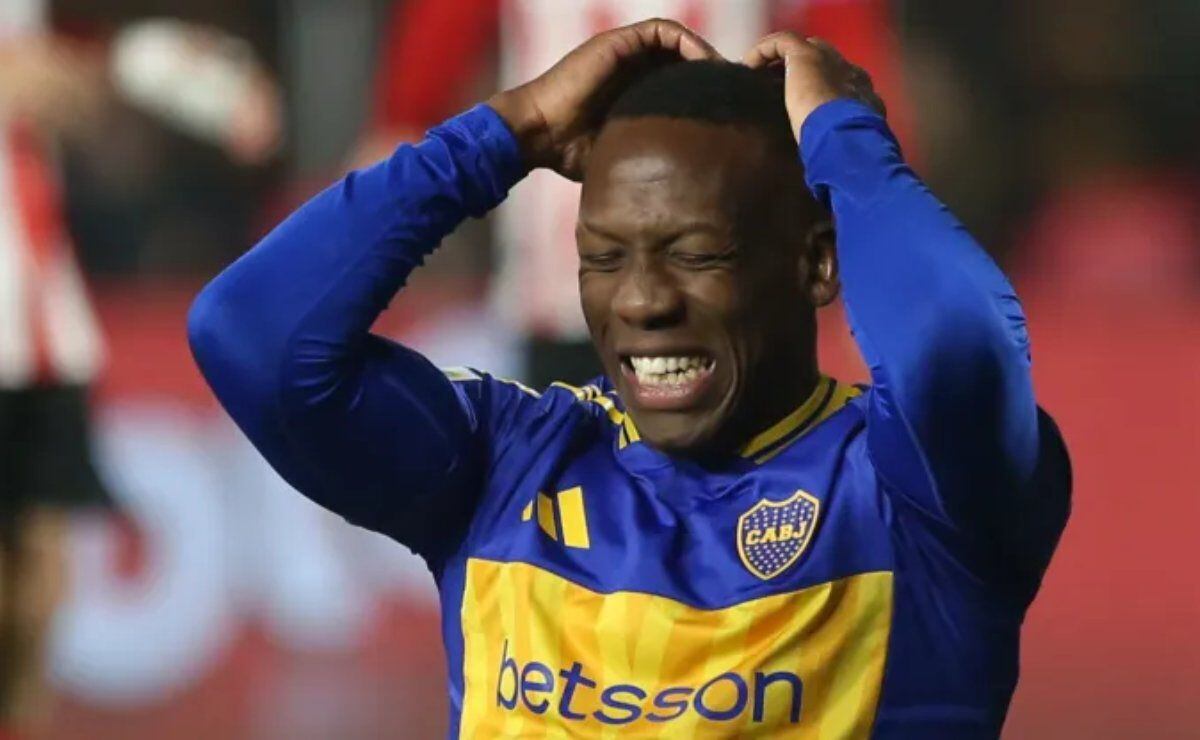 Luis Advíncula estaría un mes alejado de las canchas tras lesión en Boca Juniors. - créditos: AFP