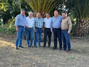 El diputado presumió foto con lideres de partidos opositores (Twitter/@SantiagoCreelM)
