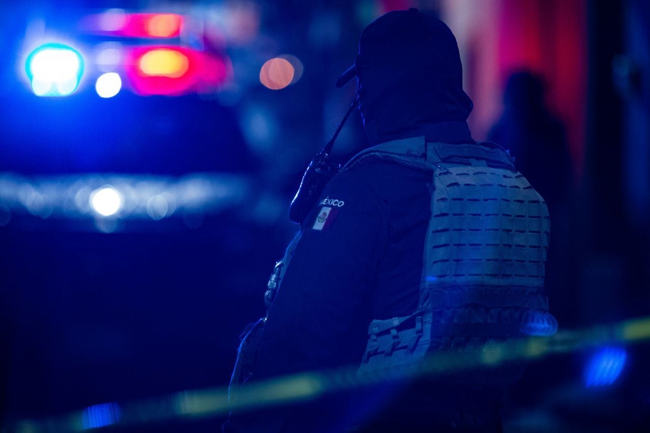 GUADALUPE, ZACATECAS, 18AGOSTO2021.- Elementos de Guardia Nacional y Policía municipal, resguardan a peritos de la Fiscalía General de Justicia del Estado mientras realizan las primeras investigaciones en la esquina de calle Del Angel y callejón de Arvide, en donde fueron asesinados tres personas, padre, madre e hijo de 13 años de edad. Reportes vecinales refirieron que se realizaba un convivio familiar cuando fueron atacados por hombres armados.
FOTO: ADOLFO VLADIMIR /CUARTOSCURO.COM