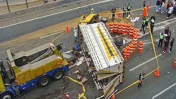 Chofer fallece luego de que camión se vuelca en la Vía de Evitamiento y provoca intenso congestionamiento vehicular hacia el norte de Lima