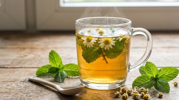Infusión de manzanilla con menta: más que un té para dormir, un aliado contra los gases y el colon irritable