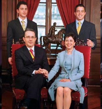La primera dama escogió un vestido sobrio y elegante de Amelia Toro para la segunda posesión de Álvaro Uribe - crédito Presidencia