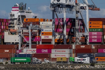 Un buque de carga lleno de contenedores de transporte en el puerto de Oakland, California, EEUU (REUTERS/Carlos Barría/Archivo)