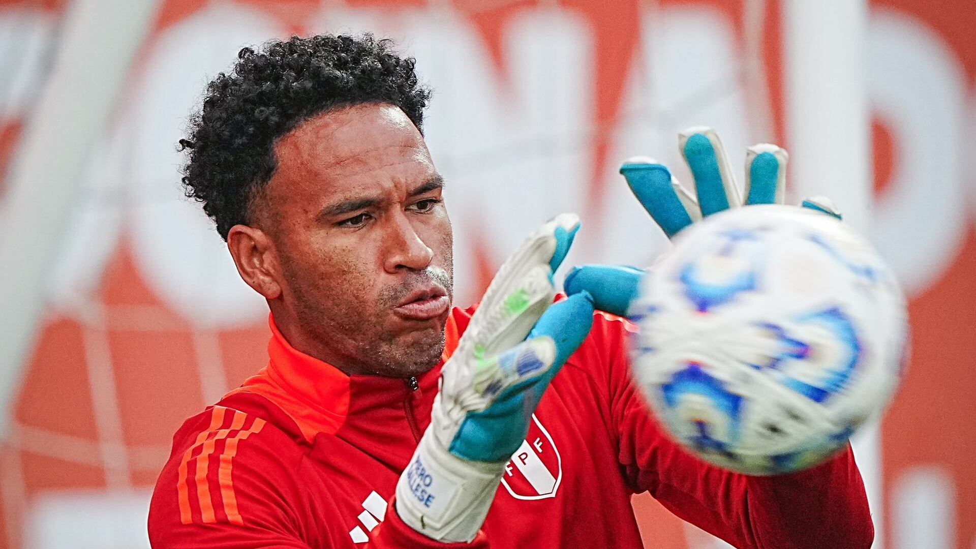 Pedro Gallese se perfila para iniciar el duelo eliminatorio ante Uruguay en el Centenario de Montevideo. Crédito: FPF