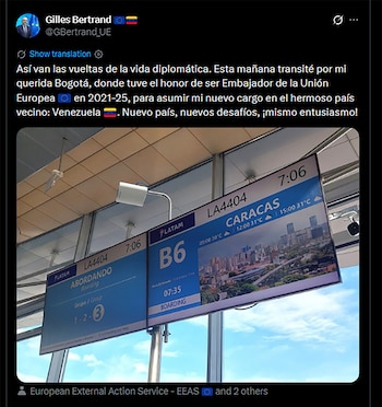 Captura de pantalla de una publicación en X con texto y una fotografía de pantallas de abordaje de un vuelo de LATAM con destino a Caracas