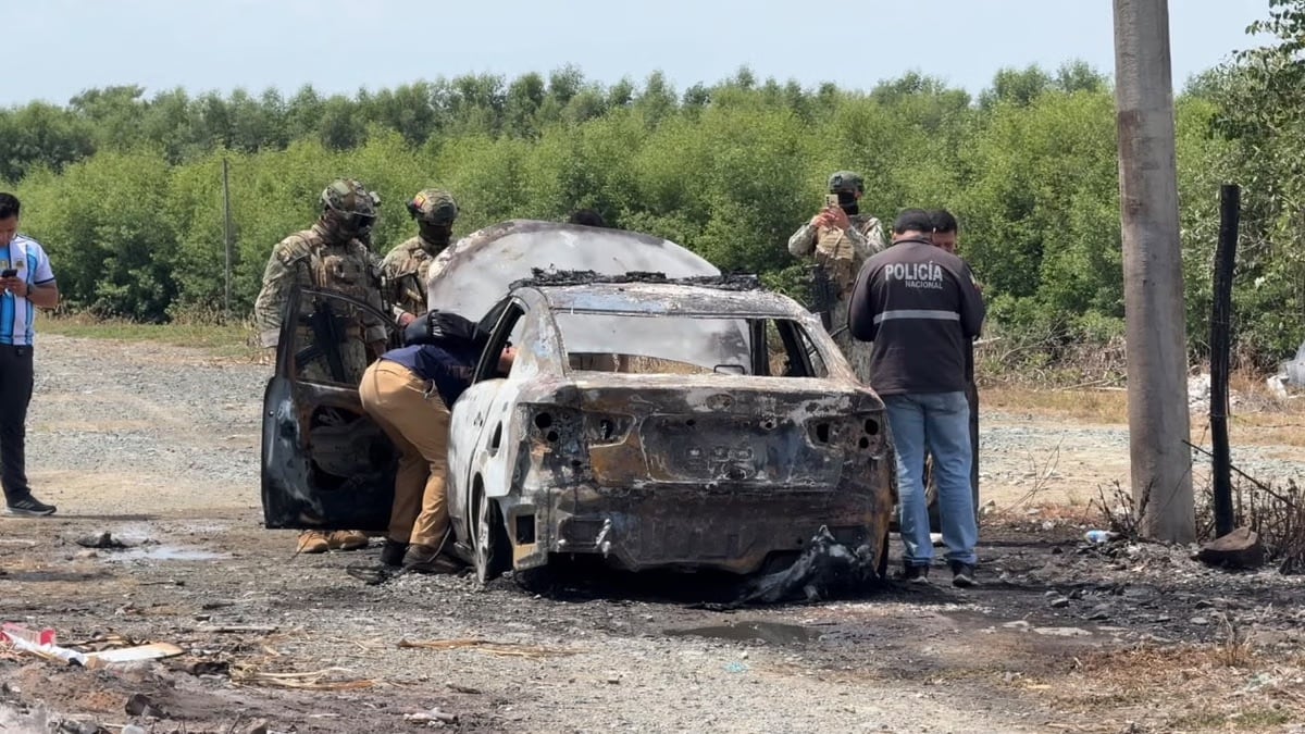El vehículo incinerado era en el que se transportaban los falsos policías. (Ecuavisa)