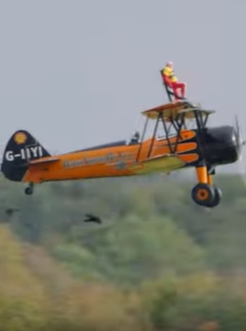 La prueba aérea permitió recolectar más de 1.730 dólares para el servicio de rescate médico Wiltshire and Bath Air Ambulance (Captura de video)