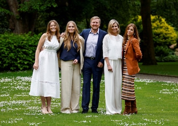 El rey Guillermo Alejandro y la reina Máxima de los Países Bajos posan con sus hijas, la princesa heredera Amalia, y las princesas Alexia y Ariane durante una sesión fotográfica oficial en La Haya, Países Bajos, el 7 de junio de 2024. (REUTERS/Piroschka van de Wouw)
