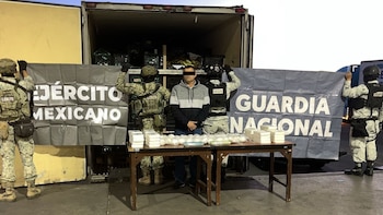 Aseguran cargamento de cocaína, cristal y goma de opio oculto en tráiler con verdura en Sonora