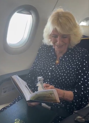 La reina Camila a bordo del avión Vespina. (Instagram @theroyalfamily)