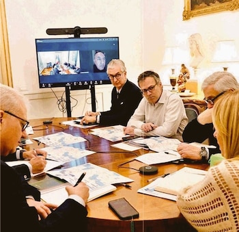 Crosetto hablando desde su iPhone