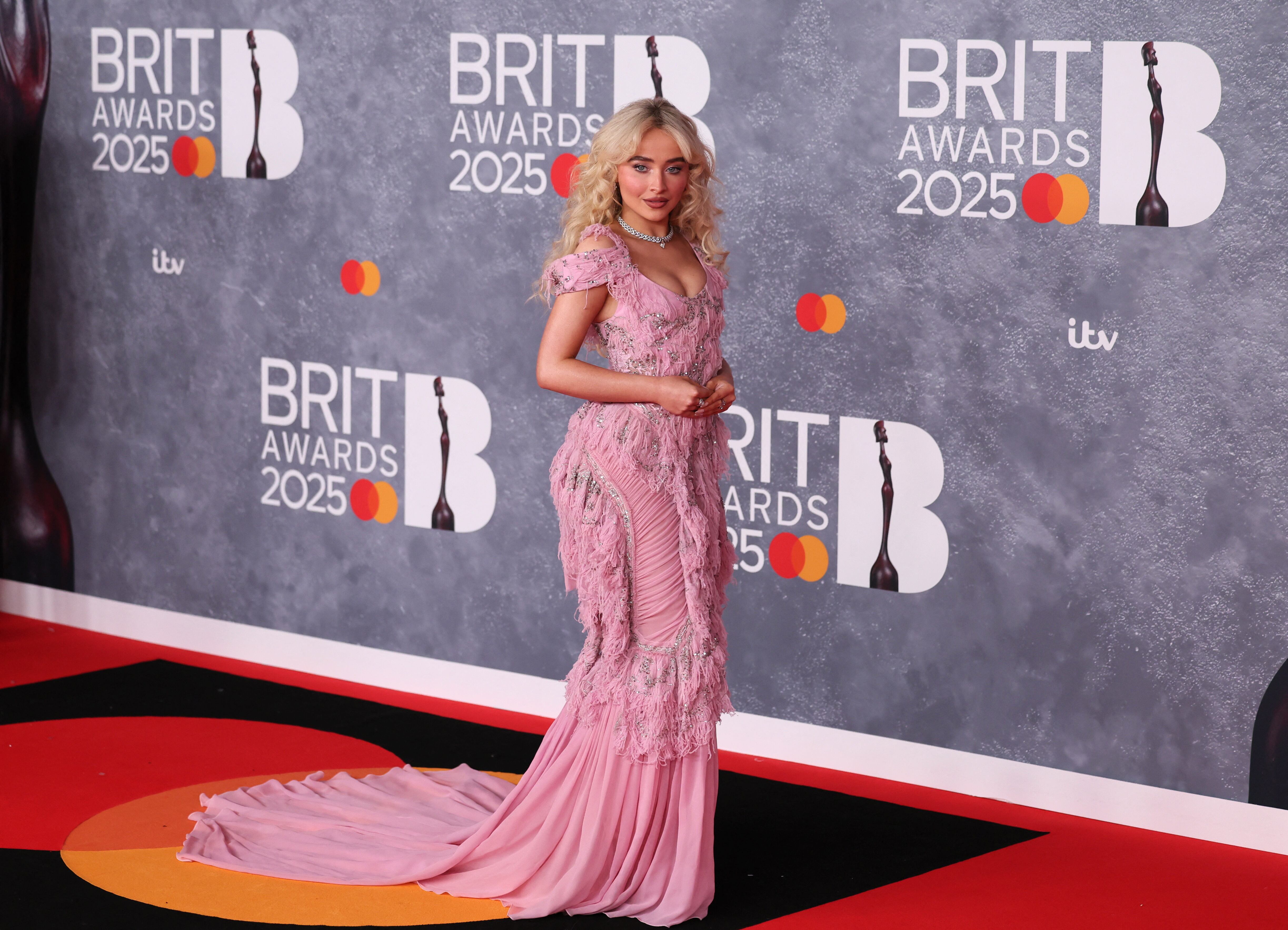 Elementos vintage y accesorios clásicos marcan tendencia en escenarios y redes sociales (REUTERS)