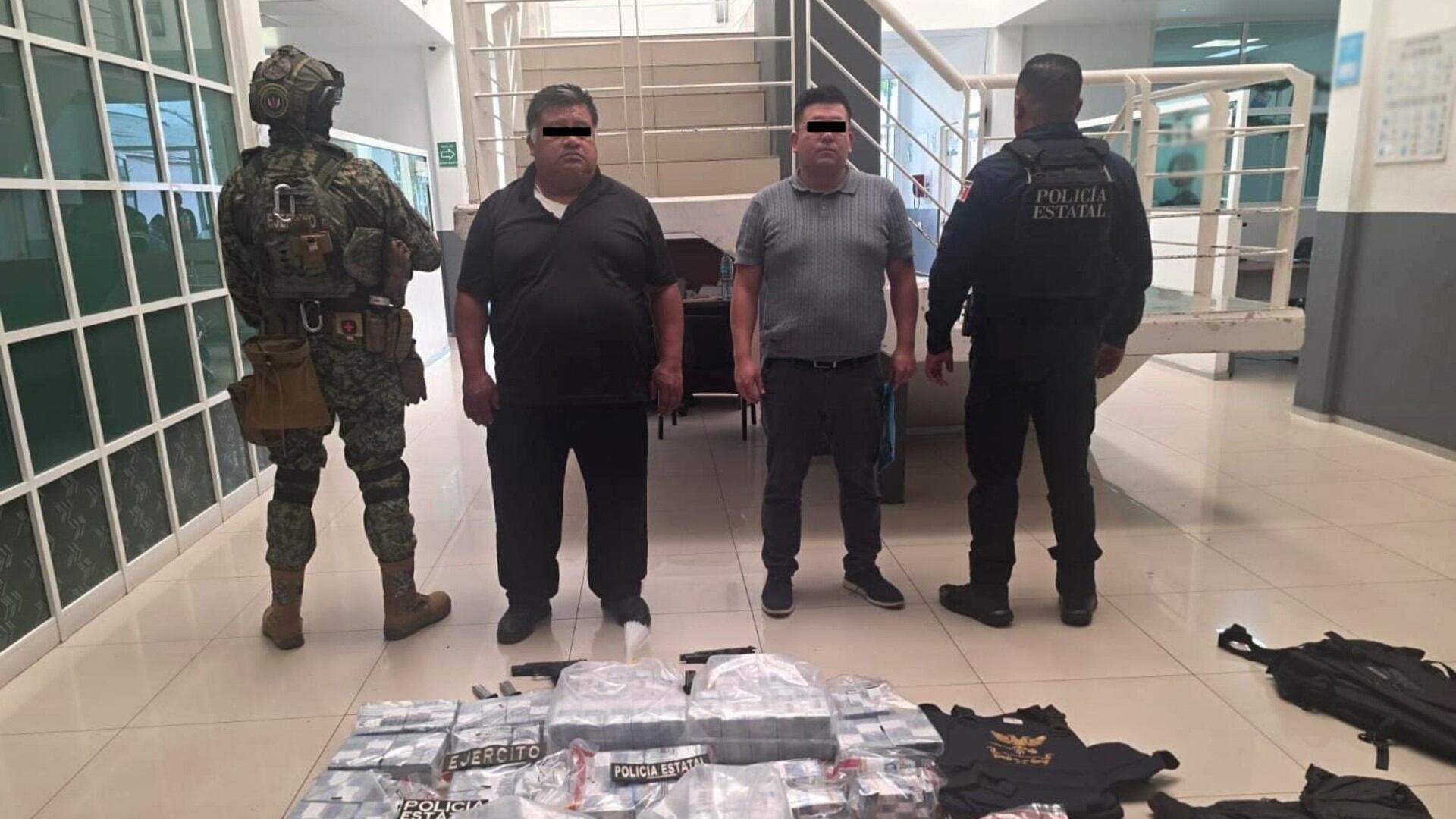 Dos hombres fueron detenidos en Naucalpan en presunta posesión de armas de fuego y con 37 millones de pesos. Foto: (SSEM)
