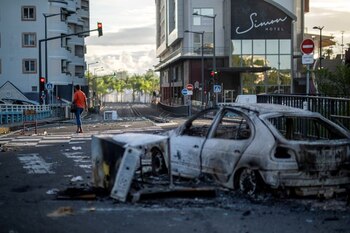 Una mujer cruza una calle