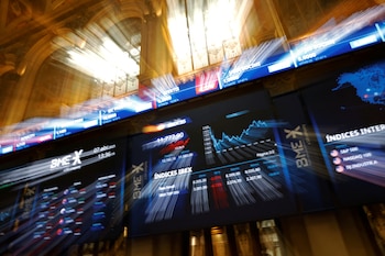 Paneles electrónicos muestran información bursátil