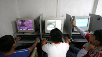 Menores de diversas regiones del país reconocen haber mantenido diálogos con personas desconocidas, según una investigación que destaca la desinformación sobre grooming y sexting