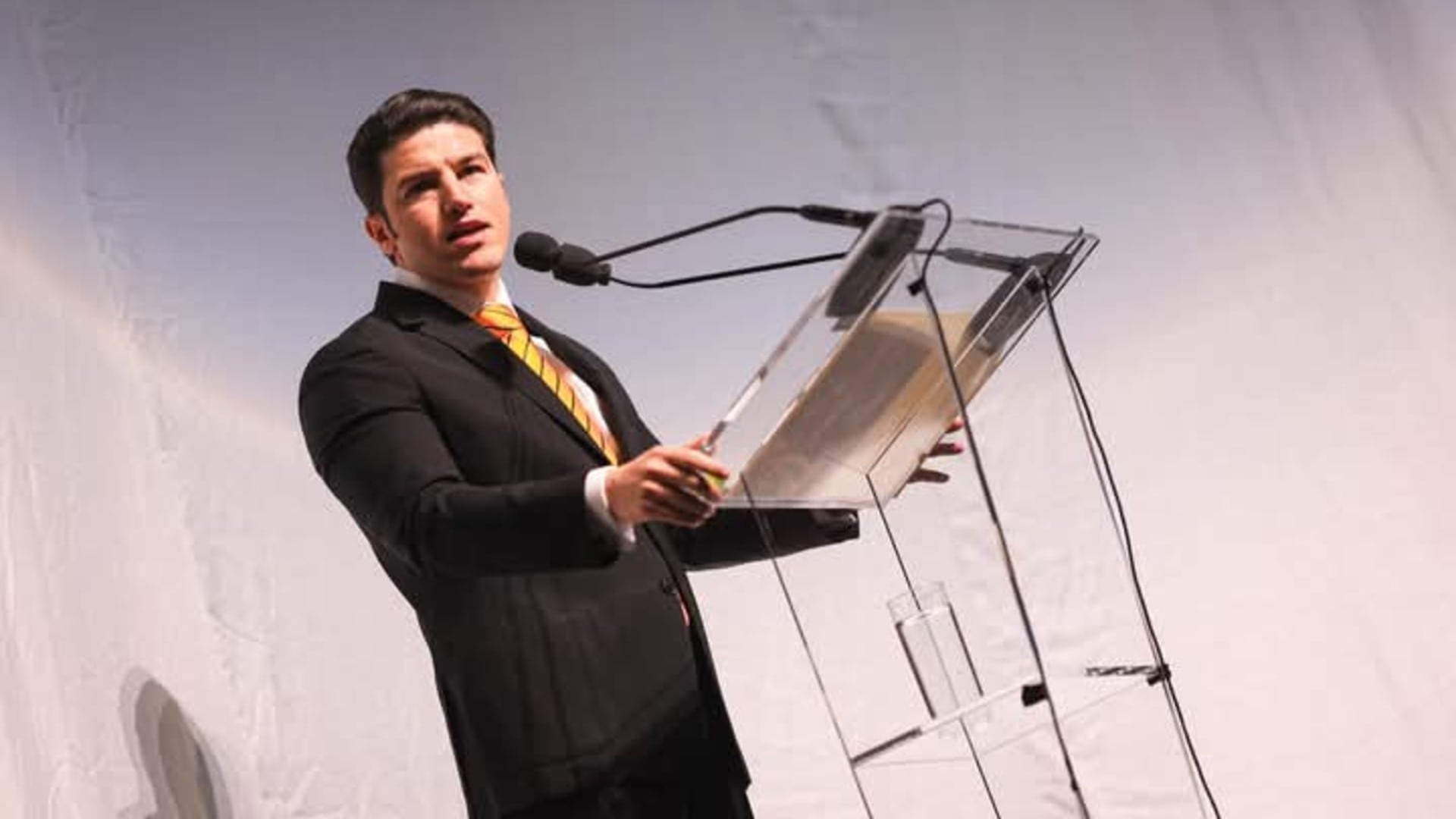 Entre 2016 y 2023, los despachos familiares de Samuel García acumularon más de dos mil 400 millones de pesos en ingresos, según investigaciones de la Fiscalía de Nuevo León y la revista Proceso.(Facebook| Samuel García)