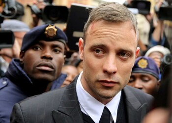 Imagen de archivo de la estrella olímpica y paralímpica Oscar Pistorius saliendo de la corte luego de una audiencia por la muerte de su novia Reeva Steenkamp en 2013, en el Tribunal Superior de North Gauteng en Pretoria, Sudáfrica. 14 de junio, 2016. REUTERS/Siphiwe Sibeko/Archivo