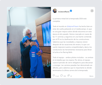 Hombre de cabello blanco con gafas de sol abraza a un hombre joven con gorra y chaqueta de equipo azul con logos
